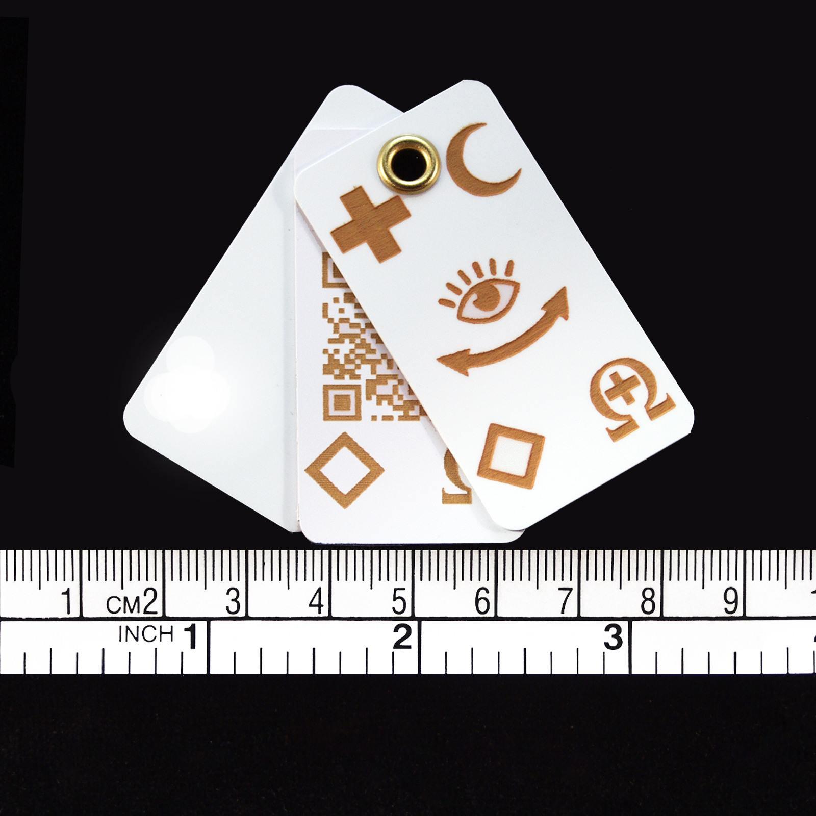 Kunststoff Anhänger "Chip" (54x29mm) mit Ihrem dynamischen Grappt-Notfall-QR-Code und internationalen Notfallemblemen
